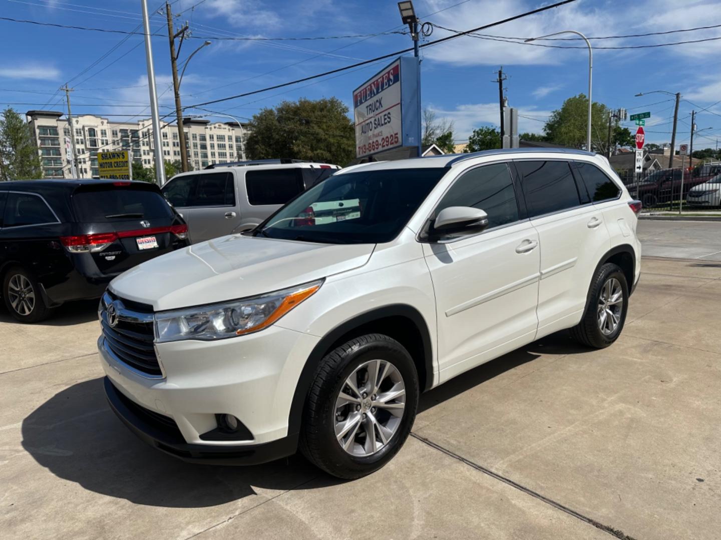 2014 White /Black Toyota Highlander XLE (5TDKKRFH3ES) with an 3.5L engine, Automatic transmission, located at 1501 West 15th St., Houston, 77008, (713) 869-2925, 29.797941, -95.411789 - Photo#0